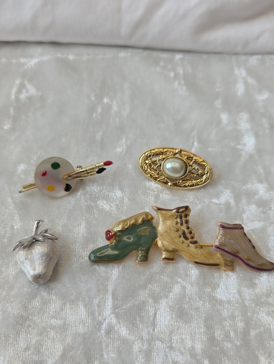 Crown Trifari Jewelry - Vintage Lot Brooches Trifari, 1928, Unbranded*